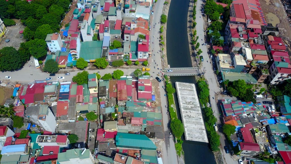 
Trụ cầu vượt sông Tô Lịch của tuyến đường này đã được làm, nằm chờ đã nhiều năm.
