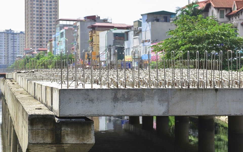 
Người dân trong khu vực cho biết, trụ cầu sau khi được đổ bê tông, đã lâu không thấy bóng dáng công nhân thi công tiếp.
