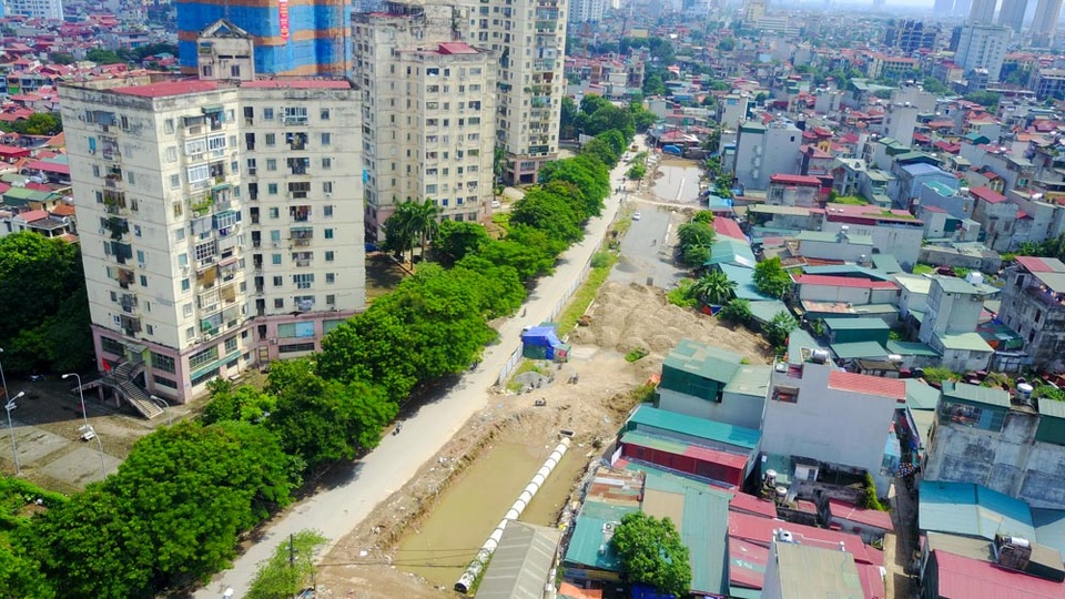 
Đại diện cơ quan giải phóng mặt bằng cho biết thêm, đến nay, chỉ còn khoảng chục hộ chưa đồng ý giải phóng mặt bằng.

Trên thực tế, việc giải phóng mặt bằng đã hoàn thành được 600m thuộc phường Định Công và phường Khương Trung.
