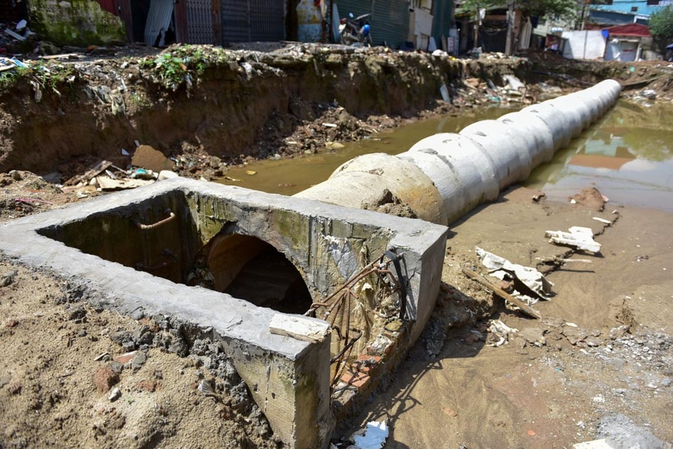 
Những đoạn đã có mặt bằng, đơn vị thi công lắp đặt đường cống thoát nước.
