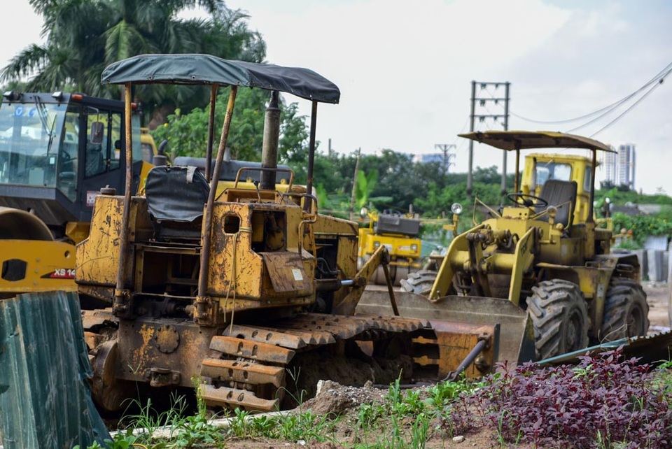 
Nhiều máy móc công trình nằm bất động đã lâu.
