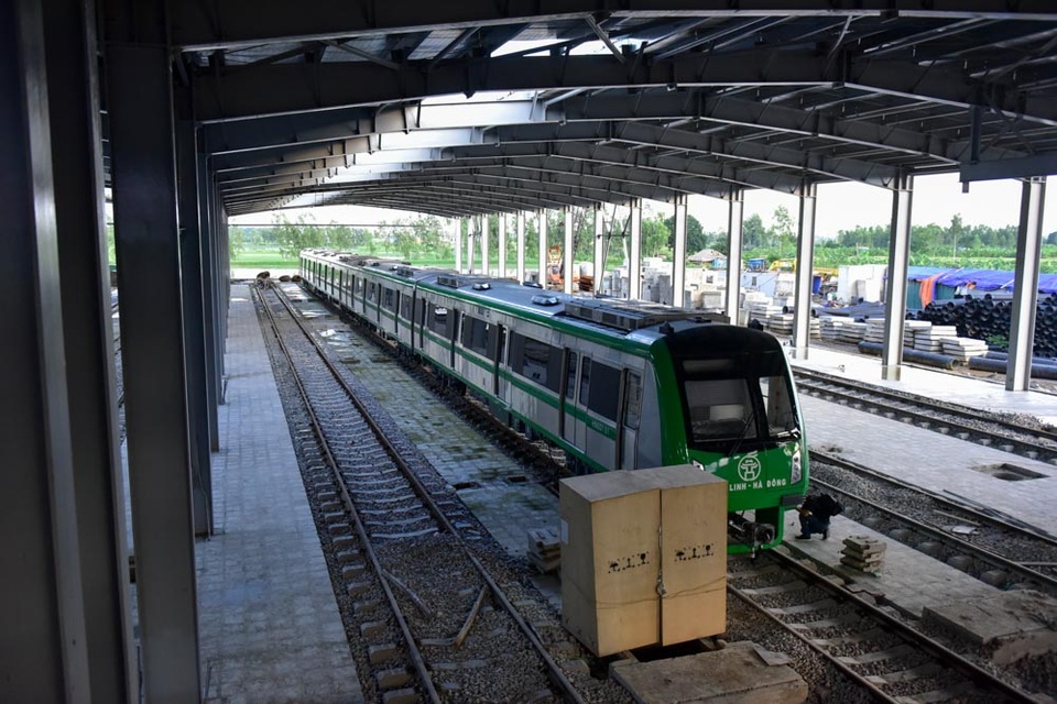 Ba đoàn tàu trăm tấn được lắp đặt lên đường sắt Cát Linh - Hà Đông - 6
Một đoàn tàu của nằm trong ga depot Hà Đông. Dự án đường sắt trên cao Cát Linh - Hà Đông có chiều dài 13km, gồm 12 ga trên cao, tổng vốn đầu tư hơn 868 triệu USD.