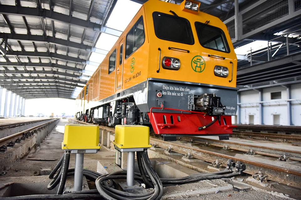 Ba đoàn tàu trăm tấn được lắp đặt lên đường sắt Cát Linh - Hà Đông - 12
Toa xe kỹ thuật bên trong nhà ga depot, từng được chạy thử trên đường ray trên cao cách đây ít ngày.