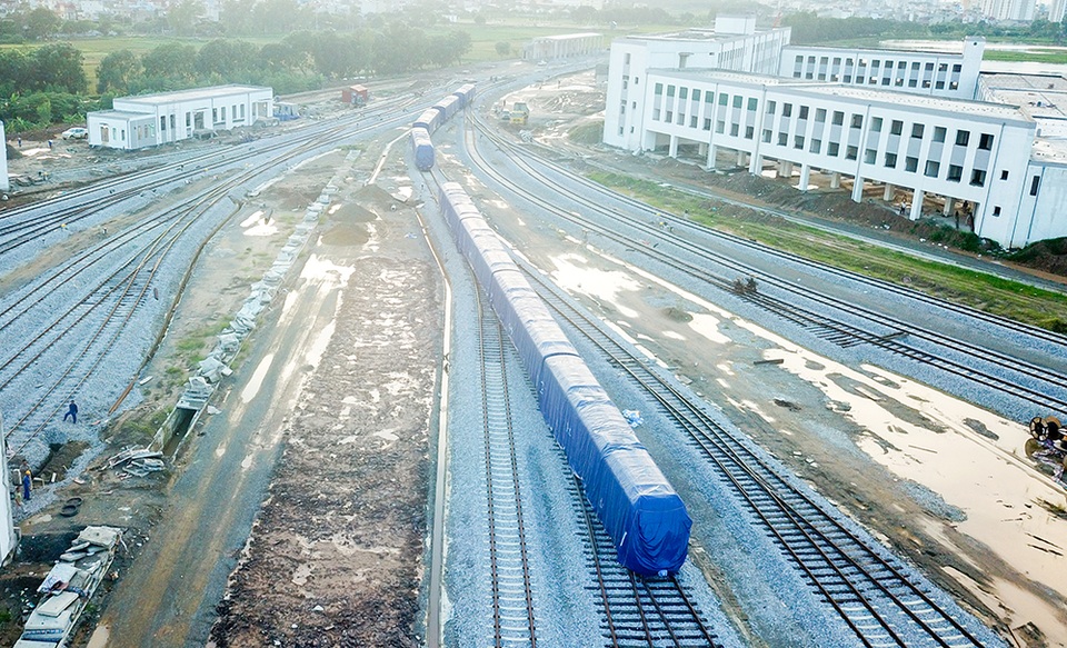 Ba đoàn tàu trăm tấn được lắp đặt lên đường sắt Cát Linh - Hà Đông - 13
Dự kiến, có 8 đoàn tàu nữa sẽ được chuyển về trong tháng 10 và tháng 11/2017. Việc lắp đặt và chạy thử sẽ được thực hiện ngay sau đó.
Dự án đường sắt trên cao Cát Linh - Hà Đông dự kiến chạy thử trong tháng 10/2017, đến quý II/2018 sẽ khai thác thương mại. Tuy nhiên đến nay, nhiều hạng mục chưa hoàn thành do thiếu vốn, mốc thời gian chạy thử phá sản.