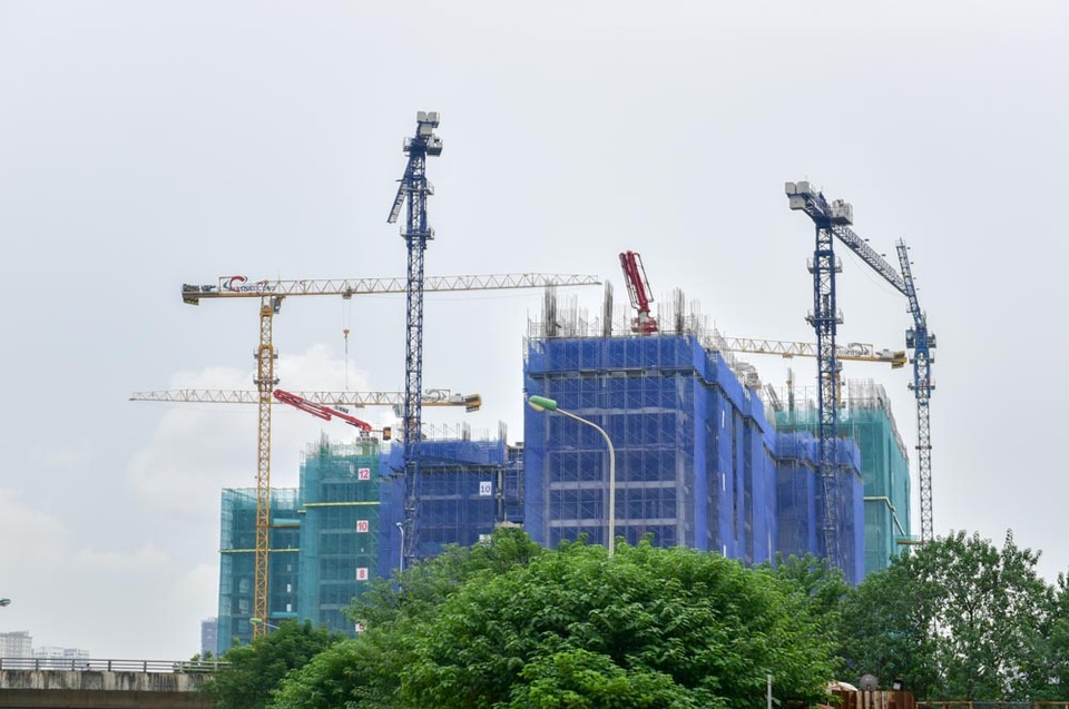 Nguy hiểm rình rập từ cẩu tháp công trình khắp Hà Nội - 3
Để đảm bảo an toàn, cẩu tháp phải được kiểm tra qua một quy trình nghiêm ngặt, đặc biệt khi vận hành cẩu các khối vật liệu, thiết bị nặng hàng tấn.