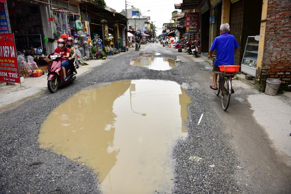 Hà Nội: Đường liên xã nham nhở, đọng vũng nước như ao - 3
Mỗi khi trời mưa, mặt đường đọng nhiều vũng nước lớn.