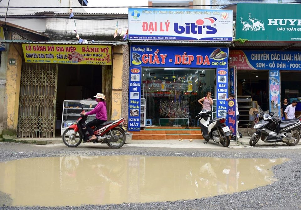 Hà Nội: Đường liên xã nham nhở, đọng vũng nước như ao - 5
Tình trạng nước đọng trên mặt đường được xác định do không có hệ thống cống thoát nước tương xứng.