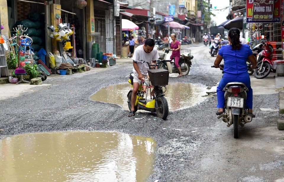Hà Nội: Đường liên xã nham nhở, đọng vũng nước như ao - 6
Tình trạng mặt đường xấu gây khó khăn cho người dân trong việc đi lại. Đặc biệt khi trời mưa, thường xuyên có trường hợp bị ngã khi đi qua những đoạn đường ngập.