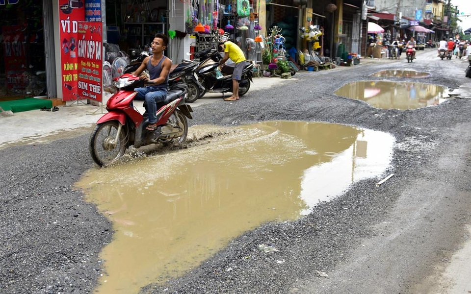 Hà Nội: Đường liên xã nham nhở, đọng vũng nước như ao - 10
Được biết, chính quyền địa phương đã lên kế hoạch chỉnh sửa đường vào đầu năm 2018. Theo đó, hệ thống cống thoát nước sẽ được xây dựng để giải quyết tình trạng ứ đọng nước mưa.