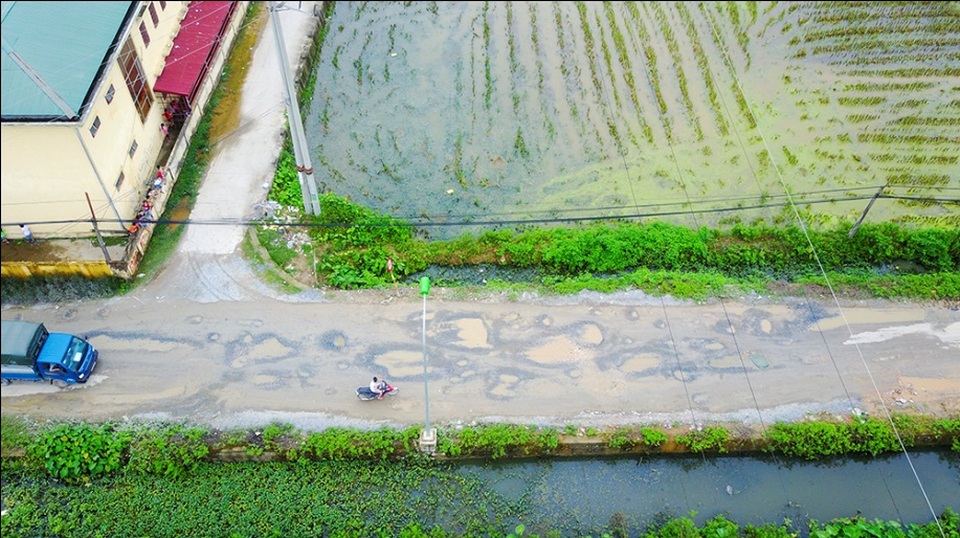Hà Nội: Đường liên xã nham nhở, đọng vũng nước như ao - 9 Hà Nội: Đường liên xã nham nhở, đọng vũng nước như ao - 9