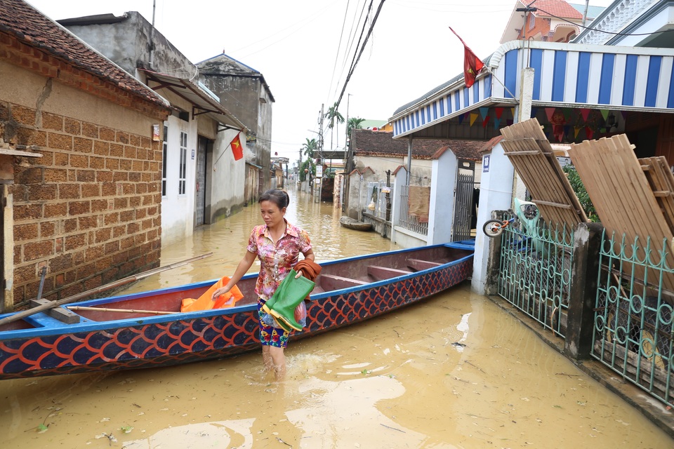 Dân vùng ngập Hà Nội: Ăn cơm dưới đèn dầu, nhà lênh láng nước - 7
Mọi đường đi lối lại đều ngập, người dân phải đi lại bằng thuyền.