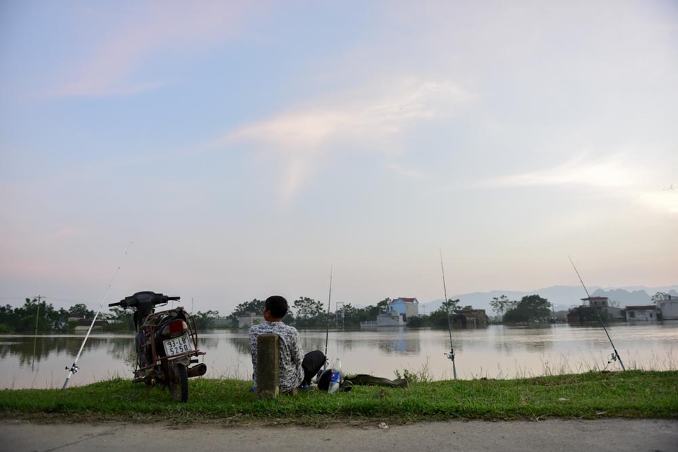 Chương Mỹ: Hàng trăm cần thủ buông câu trên dòng nước lũ - 3
Một số người câu dùng nhiều cần cùng lúc, có khi tới 5 chiếc cắm trên bờ.