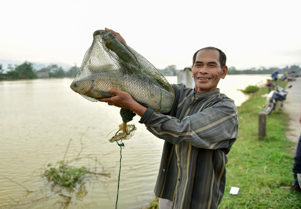 Chương Mỹ: Hàng trăm cần thủ buông câu trên dòng nước lũ - 6
Cần thủ vui mừng khi câu được con cá trắm đen khoảng 5-6 kg.