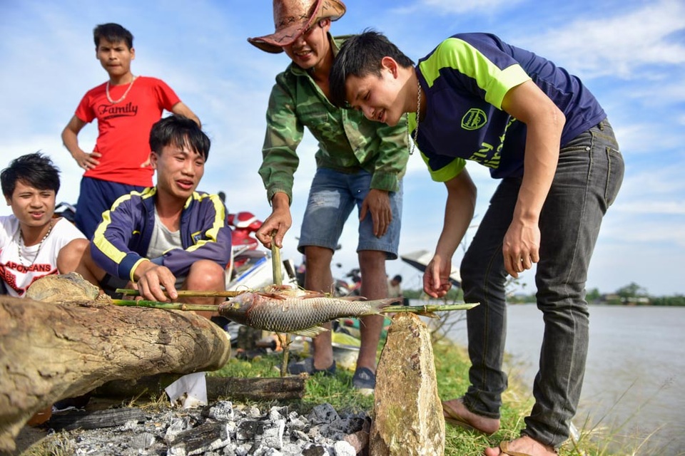 Chương Mỹ: Hàng trăm cần thủ buông câu trên dòng nước lũ - 9
Cảnh nước cá ngay trên đê, thưởng thức thành quả sau khi vừa câu được cá.