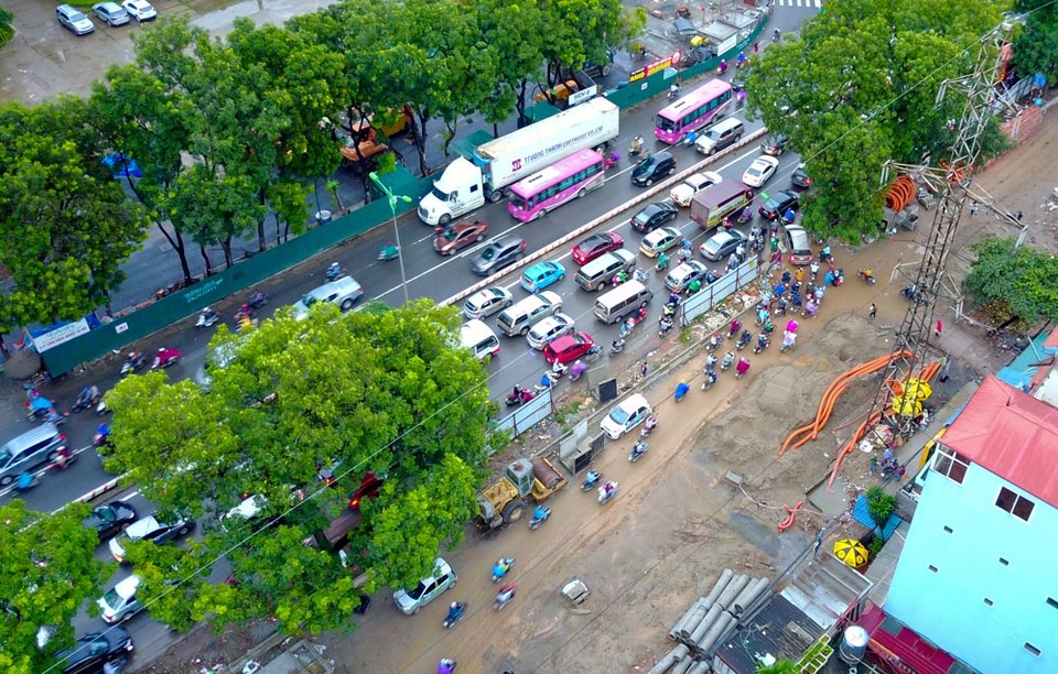 Hà Nội: Xe máy ồ ạt leo "núi" vật liệu xây dựng để tránh tắc đường - 3
Vào giờ cao điểm, đường Phạm Văn Đồng thường xuyên ùn tắc. Nhiều người đi xe máy tràn vào phần đừng đang là công trường xây dựng.