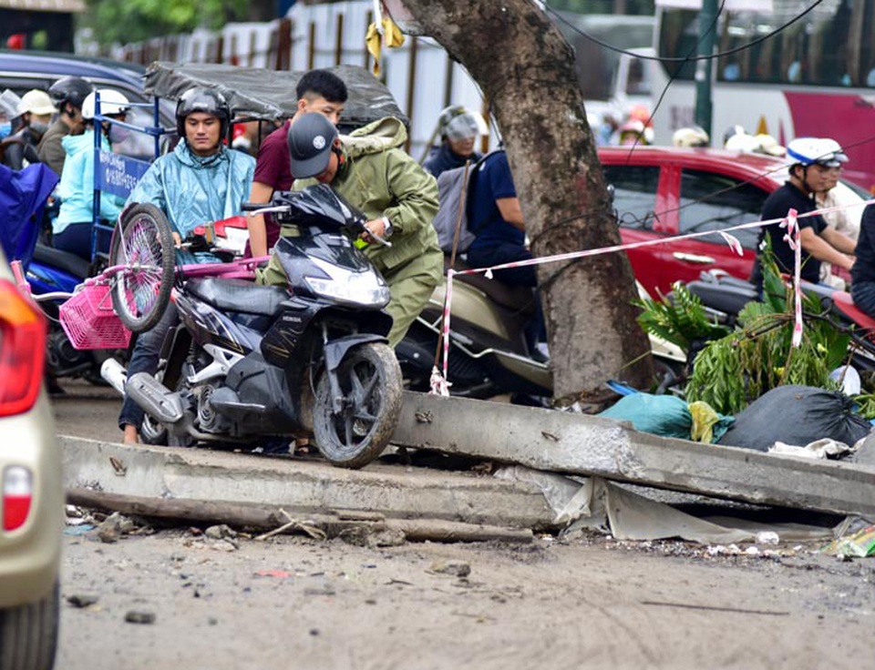 Hà Nội: Xe máy ồ ạt leo "núi" vật liệu xây dựng để tránh tắc đường - 5
Tấm bê tông không ngăn được người dân đưa xe máy vào công trường với hi vọng thoát được đoạn đường ùn tắc. Ở các đoạn khác, công trường được ngăn cách với đường lưu thông bằng tường rào tôn.