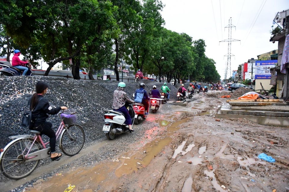 Hà Nội: Xe máy ồ ạt leo "núi" vật liệu xây dựng để tránh tắc đường - 6
Cảnh đoàn phương tiện nối đuôi nhau trên đoạn đường bùn lầy.
