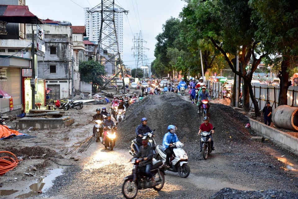 Hà Nội: Xe máy ồ ạt leo "núi" vật liệu xây dựng để tránh tắc đường - 7
Đoạn đường như một thử thách vượt chướng ngại vật.