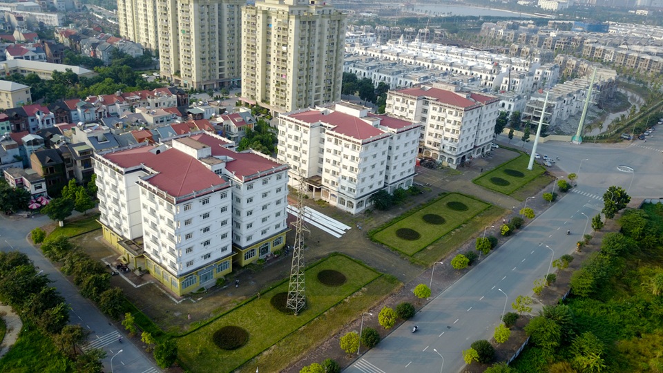 Hà Nội: Ba tòa nhà bị đề nghị đập bỏ sau 10 năm không người ở - 1
Ba tòa nhà được xây dựng ở khu đô thị Sài Đồng (Long Biên, Hà Nội) với quy mô 150 căn hộ nhằm mục đích làm nhà tái định cư cho các hộ dân thuộc diện giải phóng mặt bằng phục vụ mở rộng tuyến phố Sài Đồng.