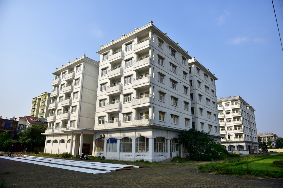 Hà Nội: Ba tòa nhà bị đề nghị đập bỏ sau 10 năm không người ở - 2
Dự án do Công ty CP xây dựng số 3 Hà Nội (HANCO3) làm chủ đầu tư, đã hoàn thành từ năm 2006 nhưng bị người dân phản đối, không nhận nhà nên bỏ không từ đó đến nay.