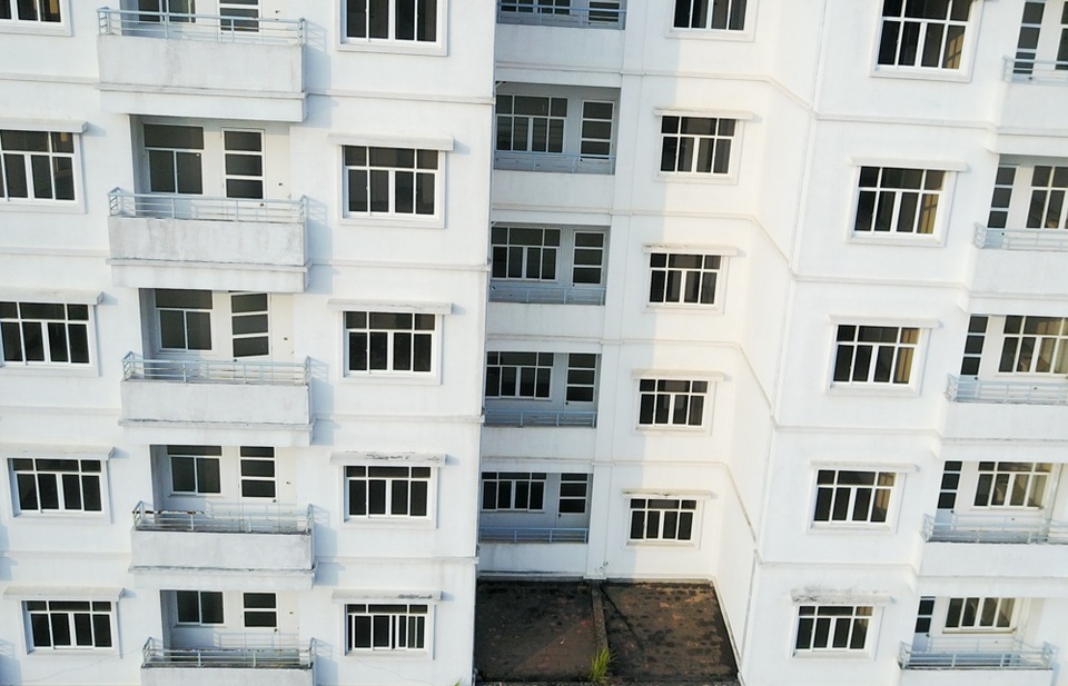 Hà Nội: Ba tòa nhà bị đề nghị đập bỏ sau 10 năm không người ở - 3
Các khối nhà bỏ không đã hơn 10 năm, dần hoang hoá, xuống cấp.