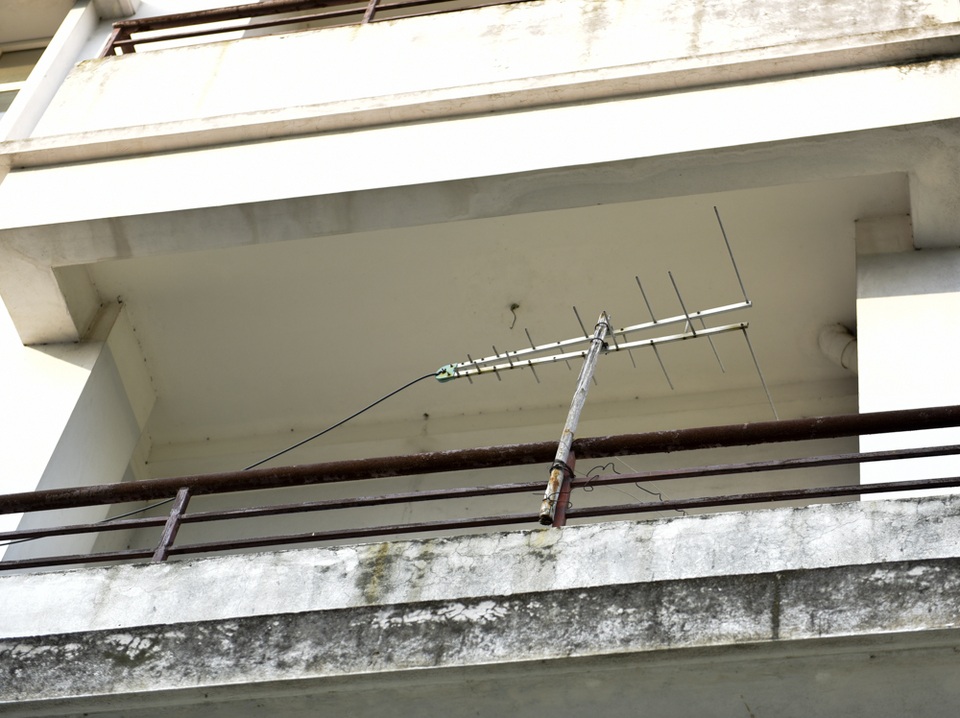 Hà Nội: Ba tòa nhà bị đề nghị đập bỏ sau 10 năm không người ở - 8
Hàng rào ban công hoen gỉ.