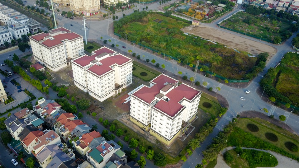 Hà Nội: Ba tòa nhà bị đề nghị đập bỏ sau 10 năm không người ở - 13
Toàn cảnh 3 toà nhà nhìn từ trên cao.