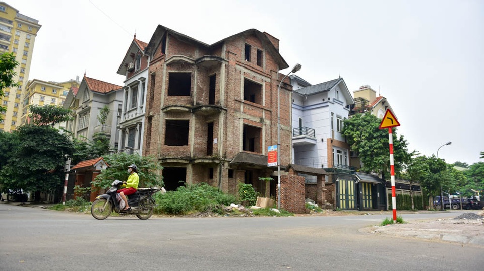 Hà Nội: Biệt thự chục tỷ vương vãi đầy xi lanh ma tuý - 1
Tại khu biệt thự thuộc dự án khu đô thị Mễ Trì Thượng (quận Nam Từ Liêm, Hà Nội), một số nhà bỏ không nhiều năm nay. Những ngôi biệt thự này đều đã có chủ nhưng bị bỏ không ngay từ khi được xây xong phần thô.