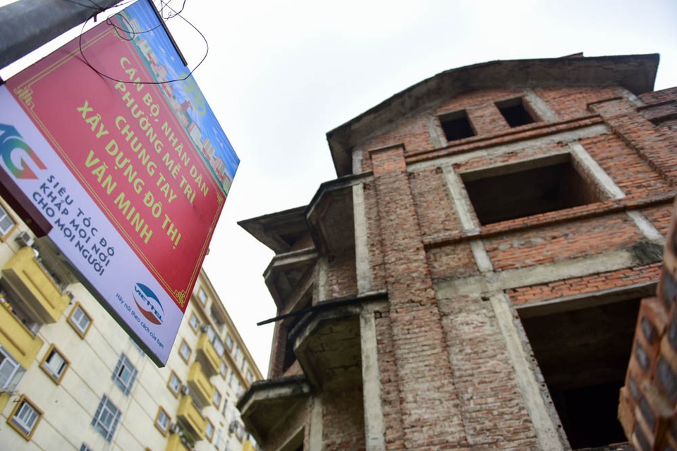 Hà Nội: Biệt thự chục tỷ vương vãi đầy xi lanh ma tuý - 2
Những ngôi biệt thự trị giá hàng chục tỷ đồng nằm hoang giữa khu đô thị mới.