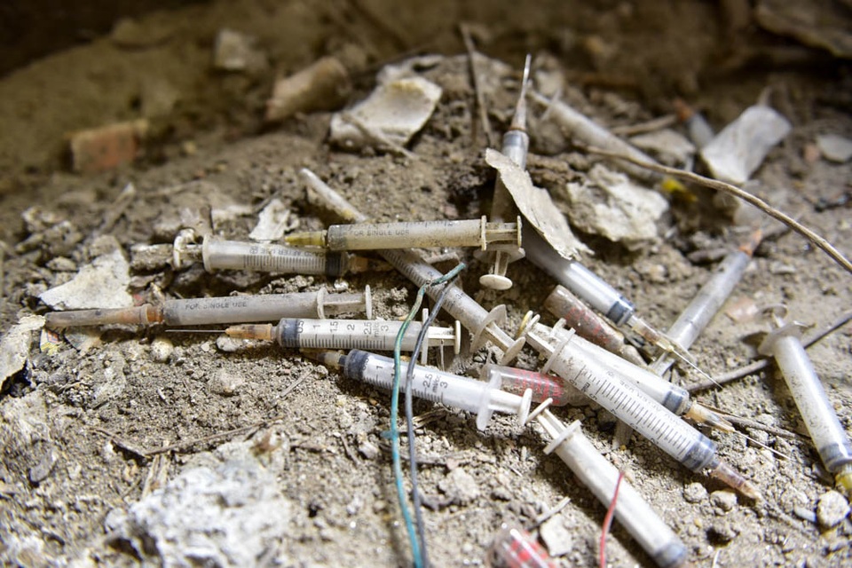 Hà Nội: Biệt thự chục tỷ vương vãi đầy xi lanh ma tuý - 6
Nhiều xi lanh vương vãi, trong đó có những chiếc còn dính máu.