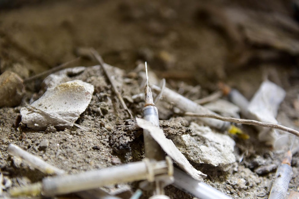 Hà Nội: Biệt thự chục tỷ vương vãi đầy xi lanh ma tuý - 7
Theo phản ánh của người dân, các đối tượng nghiện ngập thường xuyên tụ tập ở các biệt thự bỏ không. Cả ngày lẫn đêm, liên tục có con nghiện lui tới những ngôi nhà này để trích hút.