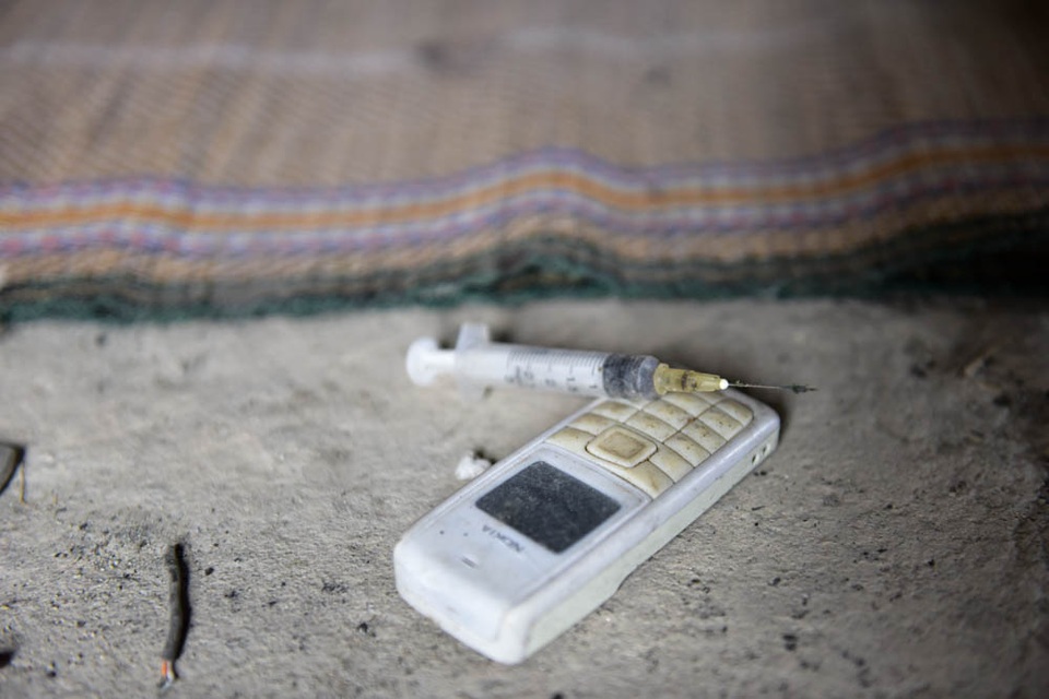 Hà Nội: Biệt thự chục tỷ vương vãi đầy xi lanh ma tuý - 8
Sự xuất hiện của các đối tượng nghiệp ngập khiến người dân trong khu đô thị hết sức lo lắng. Mỗi khi phải đi về vào thời điểm vắng vẻ, chung tôi cảm thấy rất sợ, một phụ nữ cho biết.