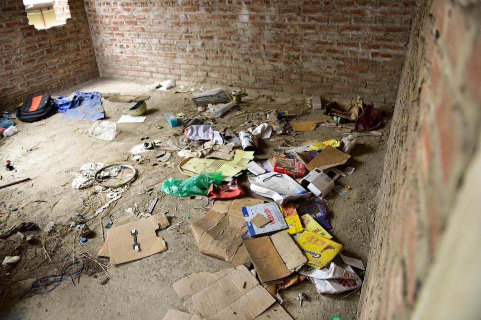 Hà Nội: Biệt thự chục tỷ vương vãi đầy xi lanh ma tuý - 5
Rác vụn vương vãi, bốc mùi khai hôi, ẩm mốc.