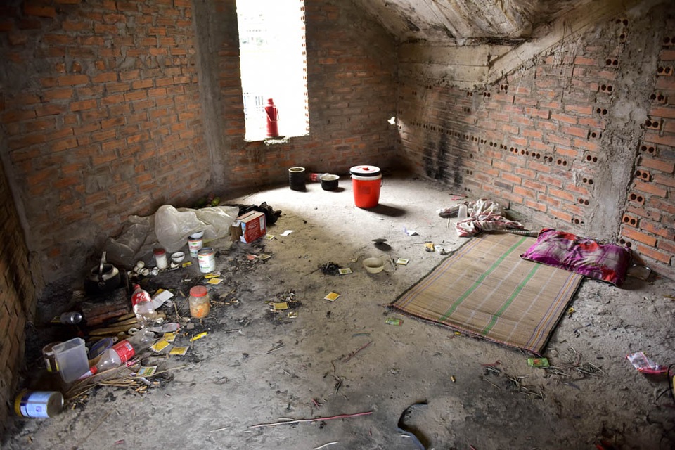 Hà Nội: Biệt thự chục tỷ vương vãi đầy xi lanh ma tuý - 4
Nhiều ngôi biệt thự bỏ không trở thành nơi tá túc của những đối tượng lang thang, nghiện ngập. Trong một căn phòng, chăn chiếu và dụng cụ sinh hoạt cho thấy phần nào cuộc sống tạm bợ của các đối tượng này.