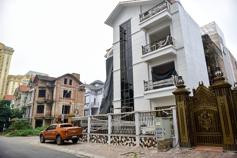 Hà Nội: Biệt thự chục tỷ vương vãi đầy xi lanh ma tuý - 9
Hình ảnh những ngôi biệt thự bỏ hoang không ăn nhập với cảnh quan chung của một khu đô thị mới.