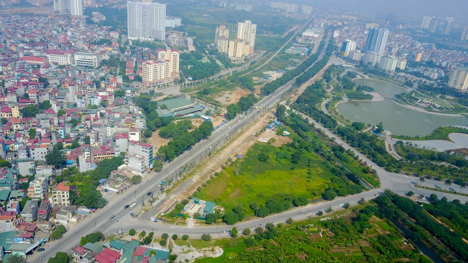 Công trường chặt hạ, đánh chuyển hàng nghìn cây xanh trên đường Phạm Văn Đồng - 1
Ngày 18/10, hàng cây xanh trên đường Phạm Văn Đồng bắt đầu đượcđánh chuyển, chặt hạ để lấy mặt bằng thi công dự án mở rộng đường vành đai 3 đoạn từ Mai Dịch đến cầu Thăng Long. Có tổng cộng 1.289 cây cần xử lý, trong đó đa số là cây xà cừ lâu năm.