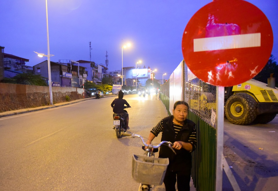 Hà Nội: Xe máy quay đầu bỏ chạy khi thấy CSGT trên đường Nghi Tàm - 2
Mặc dù đã có biển đường một chiều nhưng nhiều người tham gia giao thông vẫn cố tình vi phạm.