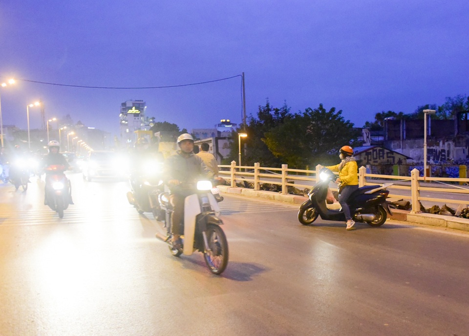 Hà Nội: Xe máy quay đầu bỏ chạy khi thấy CSGT trên đường Nghi Tàm - 3
Thấy bóng dáng CSGT, một số người vi phạm nhanh chóng quay đầu bỏ chạy.