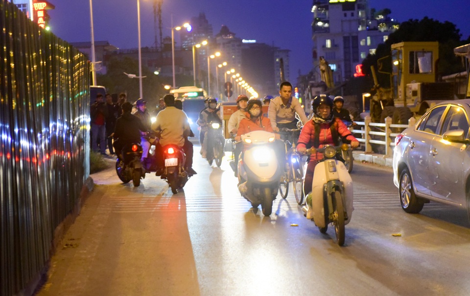 Hà Nội: Xe máy quay đầu bỏ chạy khi thấy CSGT trên đường Nghi Tàm - 5
Mật độ phương tiện giao thông qua đoạn đường này đặc biệt đông vào khung giờ từ 17h - 18h. Việc có phương tiện đi ngược chiều vào thời điểm này rất nguy hiểm và gây cản trở giao thông nghiêm trọng.