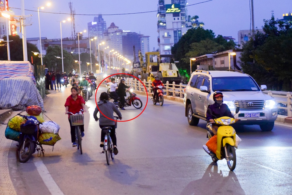 Hà Nội: Xe máy quay đầu bỏ chạy khi thấy CSGT trên đường Nghi Tàm - 6
Một trường hợp quay đầu bỏ chạy ngay giữa đường rất nguy hiểm.
