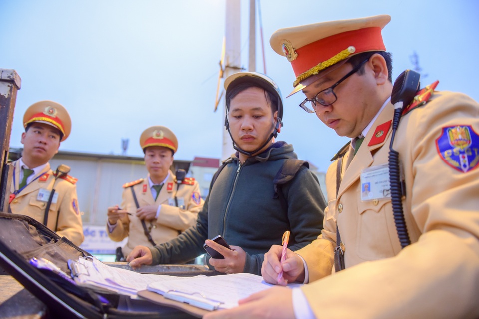Hà Nội: Xe máy quay đầu bỏ chạy khi thấy CSGT trên đường Nghi Tàm - 7
CSGT lập biên bản xử lý vi phạm đi ngược chiều.