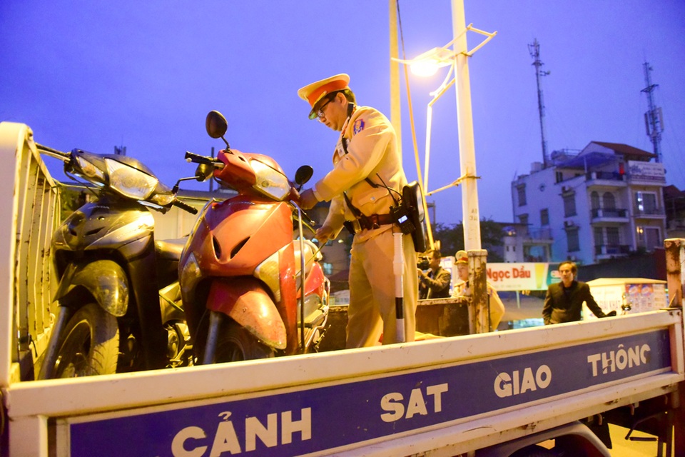 Hà Nội: Xe máy quay đầu bỏ chạy khi thấy CSGT trên đường Nghi Tàm - 10
Xe vi phạm bị tạm giữ.