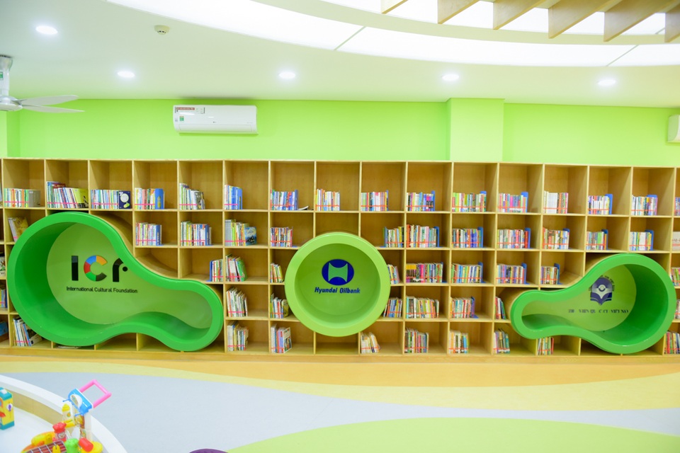 Thư viện “5 sao” dành cho thiếu nhi đầu tiên ở Việt Nam - 2
Thư viện có tổng diện tích 240m2, là thư viện thiếu nhi đầu tiên tại Việt Nam theo mô hình phức hợp đáp ứng tiêu chuẩn quốc tế. Đây là thư viện dành cho trẻ em từ 3 tuổi đến 13 tuổi.