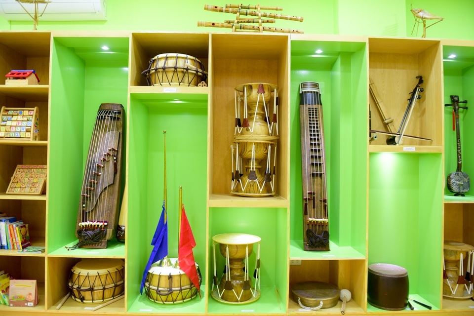 Thư viện “5 sao” dành cho thiếu nhi đầu tiên ở Việt Nam - 5
Thư viện cũng cung cấp những trải nghiệm bổ ích về văn hoá Việt - Hàn. Tại một phòng trưng bày, các nhạc cụ đặc trưng của hai nước được giới thiệu.