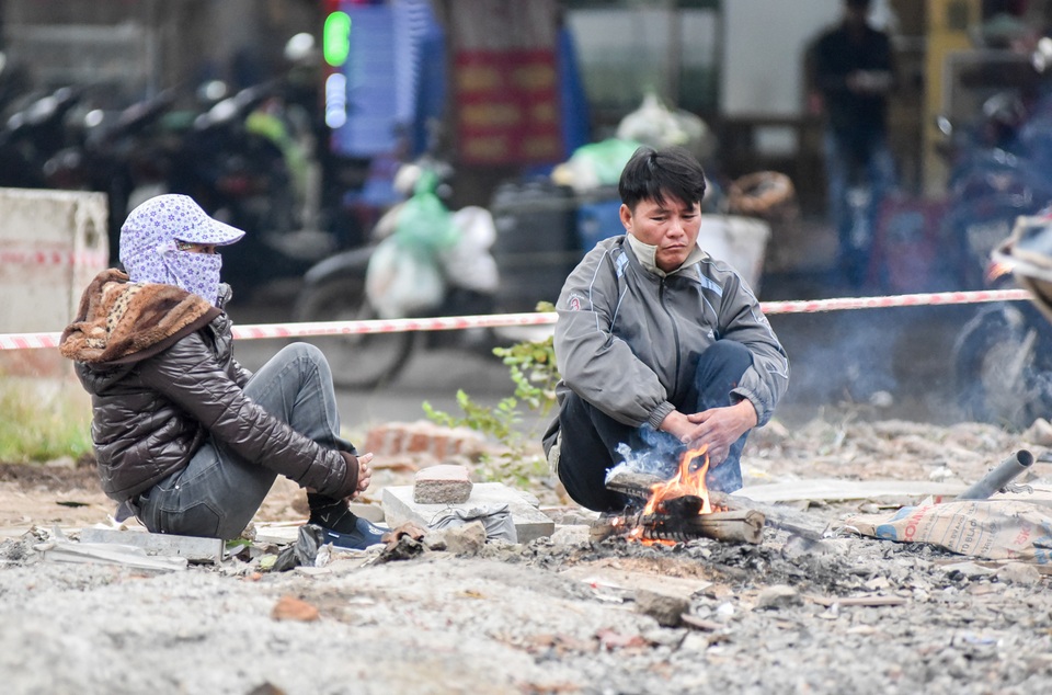 Người dân Hà Nội đốt củi sưởi ấm trên đường trong ngày mưa rét - 2
Dưới những cơn gió rét, Anh Tuấn (lao động tự do) đang co ro bên một đống củi nhỏ, xuýt xoa trong giá lạnh. “Tuy đốt củi sưởi ấm nhưng sưởi nhiều da bị khô ráp và hay bị nứt nẻ”, anh Tuấn chia sẻ.