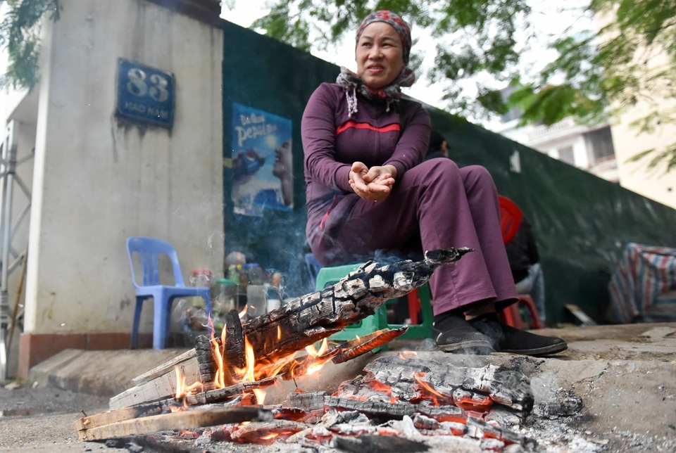 Người dân Hà Nội đốt củi sưởi ấm trên đường trong ngày mưa rét - 5 Chị Phùng Thị Hải (Quận Đống Đa, Hà Nội) cho biết: “Do thời tiết Hà Nội hôm nay trời mưa phùn kèm giá lạnh, nên tôi phải đốt củi để sưởi ấm”.