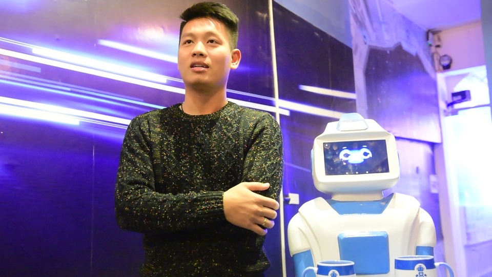 Nhóm bạn trẻ Việt chế tạo robot phục vụ quán cà phê - 1
Được đi nhiều nước trên thế giới, trong một chuyến công tác tại Nhật Bản, anh Nguyễn Quốc Phi (Đống Đa, Hà Nội) lần đầu tiên thấy một quán ăn có nhân viên phục vụ là robot. Từ đây, anh nảy ra ý tưởng đưa robot ứng dụng vào đời sống ở Việt Nam.