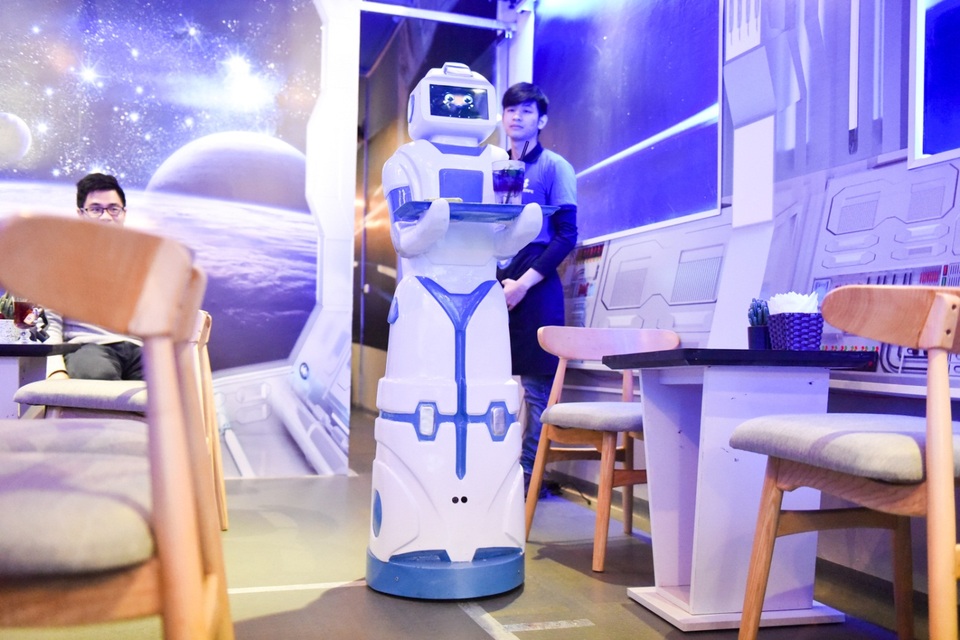 Nhóm bạn trẻ Việt chế tạo robot phục vụ quán cà phê - 2
Với ý tưởng nung nấu, vào tháng 3/2017, anh Phi cùng một nhóm bạn trẻ yêu chế tạo đã bắt tay vào việc làm chú robot phục vụ quán cà phê. Robot được đặt tên là Morta, mang ý nghĩa là một khẩu súng đại bác. Anh Phi giải thích: “Nhóm đặt tên như vậy để thể hiện niềm tin và hy vọng về một tương lai tốt đẹp hơn về ứng dụng công nghệ robot trong cuộc sống”.