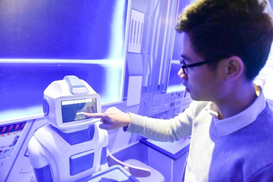Nhóm bạn trẻ Việt chế tạo robot phục vụ quán cà phê - 4
Hoạt động của robot được điều khiển bởi một màn hình cảm ứng. Để tránh va chạm, robot được lắp cảm biến phát hiện vật cản. Robot sử dụng ắc quy, có thể chạy liên tục 15 giờ, thời gian sạc đầy là 6 giờ.
