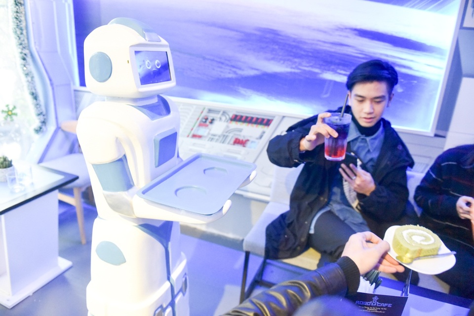 Nhóm bạn trẻ Việt chế tạo robot phục vụ quán cà phê - 8 Nhóm bạn trẻ Việt chế tạo robot phục vụ quán cà phê - 8